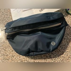 NWT - City Adventurer Belt Bag 2.5L in shade submarine